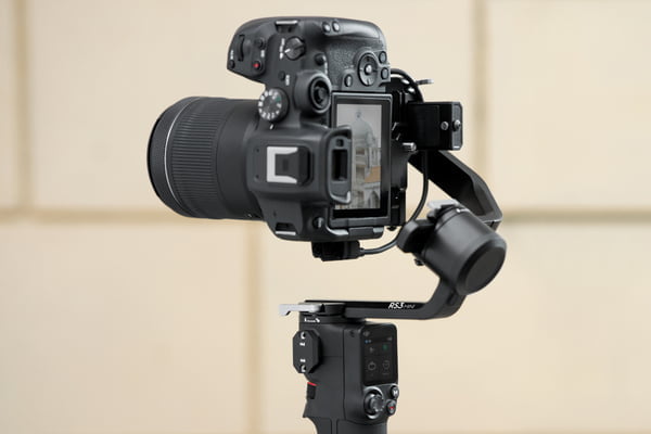 DJI RS 3 Mini, un gimbal ușor și agil pentru camera mirrorless 9 Stabilizator DJI RS 3 Mini